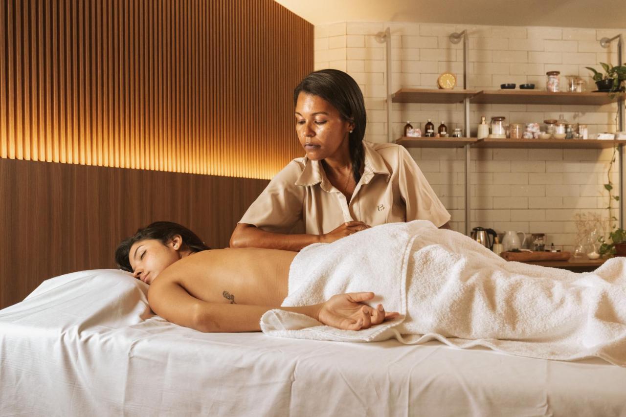 Ba'Ra Hotel João Pessoa Exteriör bild A massage therapist treating a patient